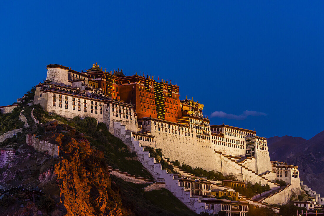 The Potala Palace illuminated at twilight, Lhasa, Tibet (Xizang), China.