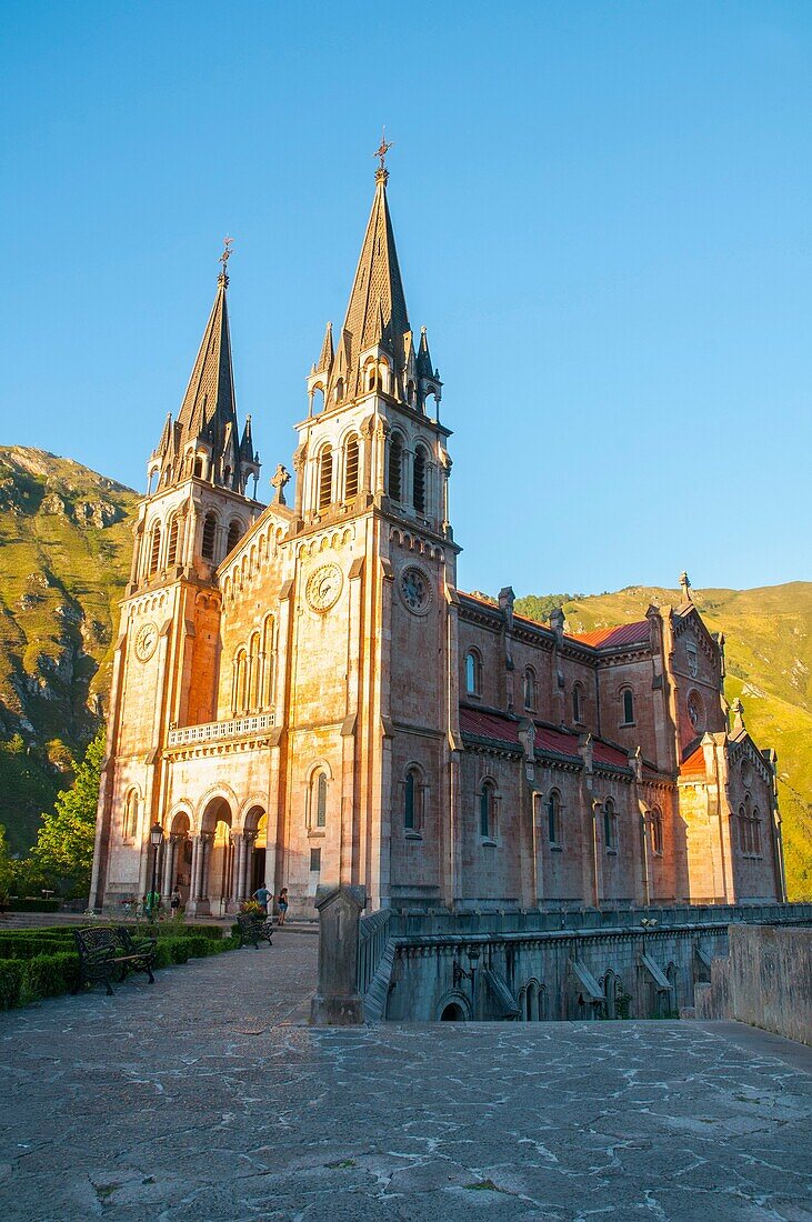 Fassade der Basilika. Covadonga, Asturien, Spanien.