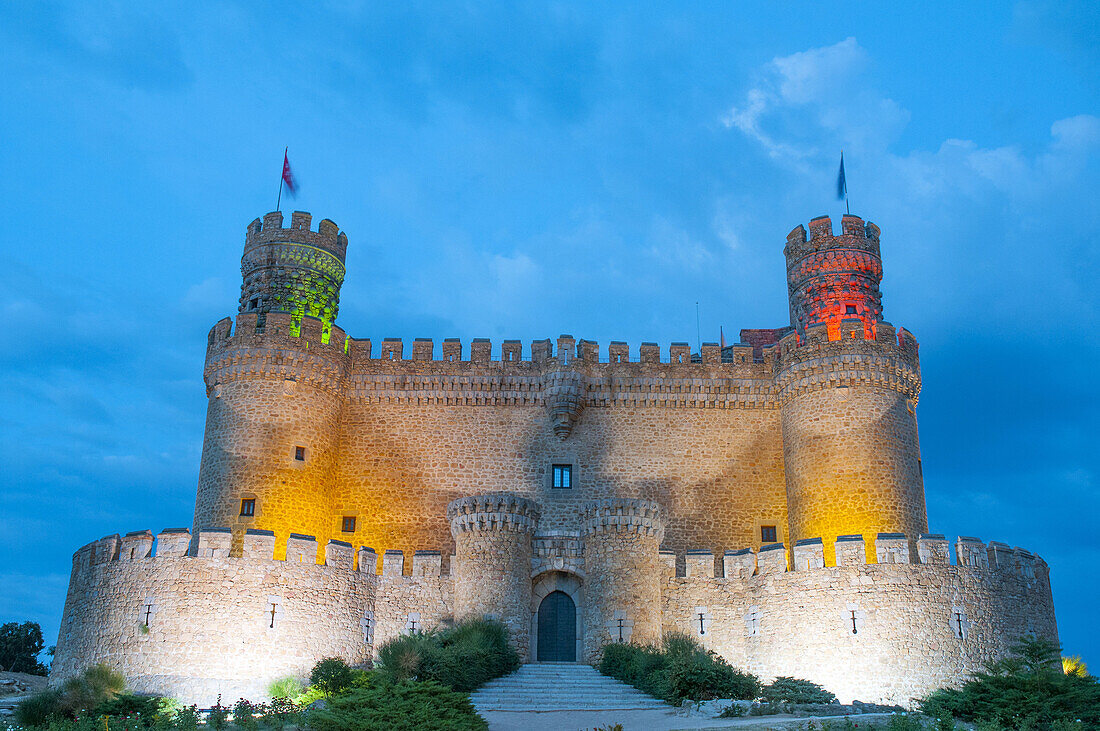 Burg, Nachtansicht. Manzanares El Real, Provinz Madrid, Spanien.