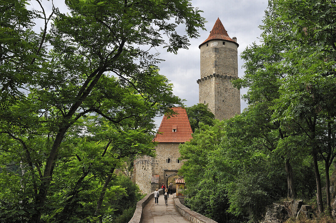 Torhaus und Turm der Burg Zvikov, neben dem Dorf Zvikovske Podhradi, Bezirk Pisek, Südböhmische Region, Tschechische Republik, Europa.