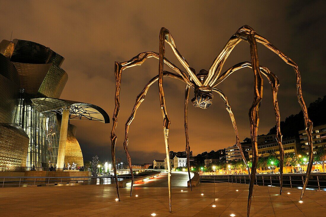 ''Maman''-Skulptur der französisch-amerikanischen Künstlerin Louise Bourgeois 1911-2010 neben dem Guggenheim-Museum des Architekten Frank Gehry, Bilbao, Provinz Biskaya, Baskenland, Spanien, Europa.