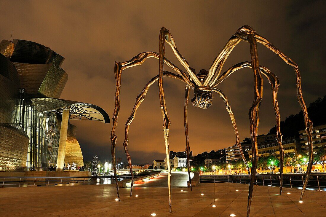 Maman giant spider sculpture next to Guggenheim Museum (Louise