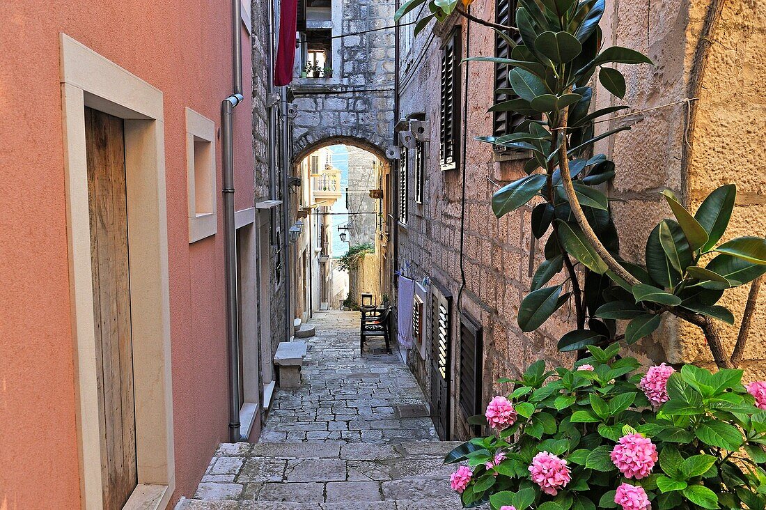 Tonnengewölbter Durchgang in einer engen Gasse der Altstadt von Korcula, Insel Korcula, Kroatien, Südosteuropa.