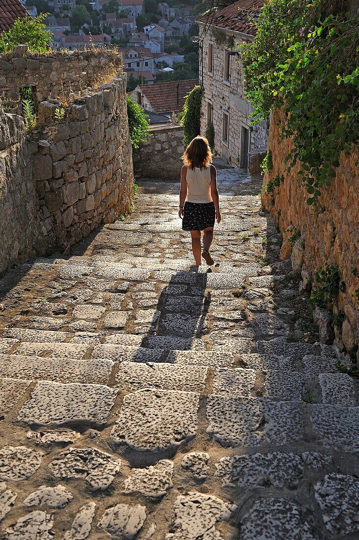 kopfsteingepflasterter Seitenweg, Stadt Lastovo, Insel Lastovo, Kroatien, Südosteuropa.