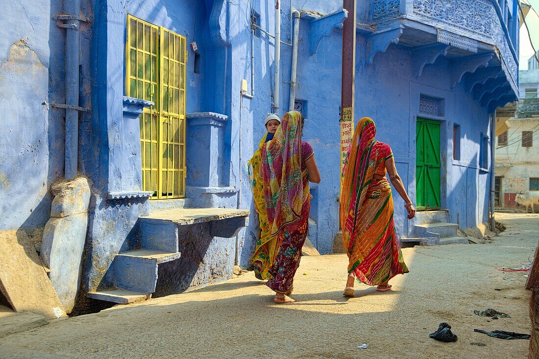 Women on colorful saris at the backstreets of Bundi.