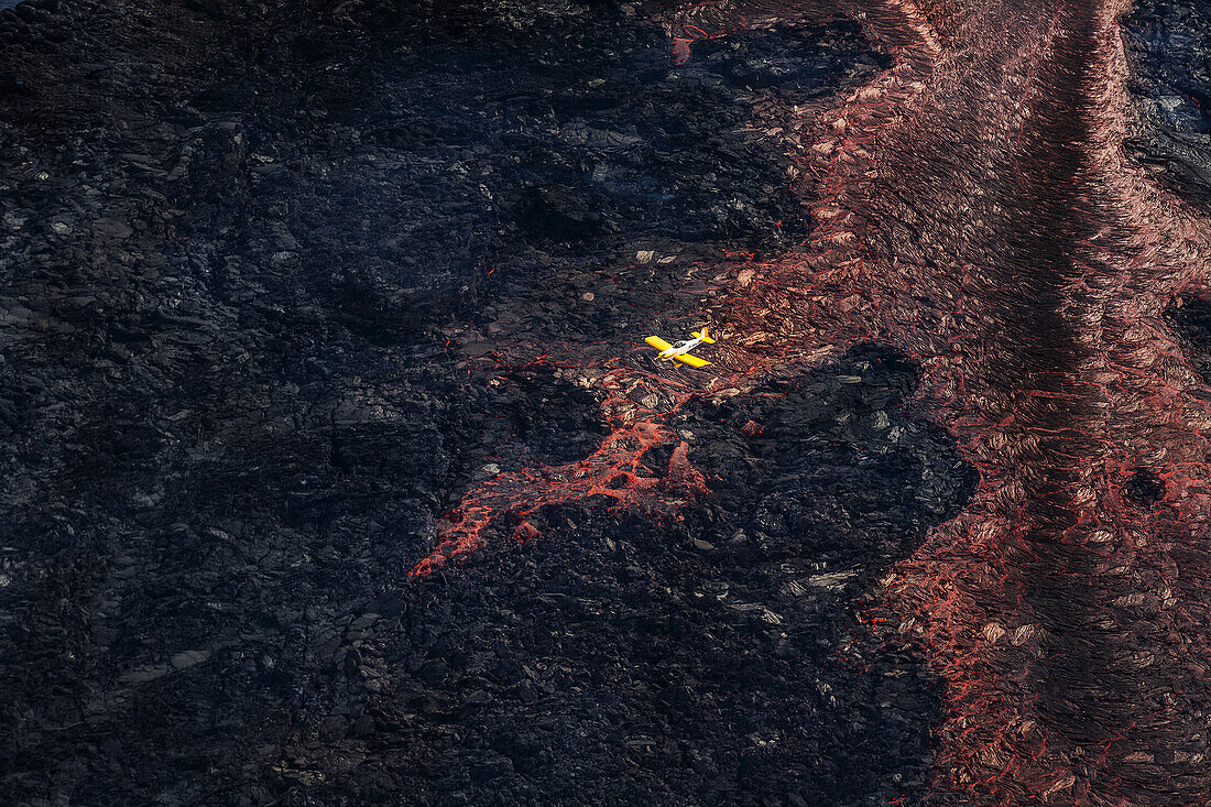 Plane flying over the Volcano Eruption site at Holuhraun.