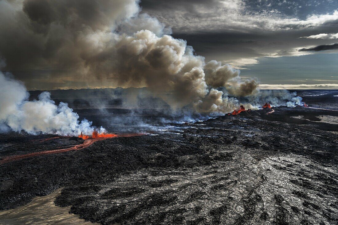 Lava and plumes from the Holuhraun Fissure by the Bardarbunga Volcano, Iceland. August 29, 2014, a fissure eruption started in Holuhraun at the northern end of a magma intrusion which had moved progressively north, from the Bardarbunga volcano. Picture da