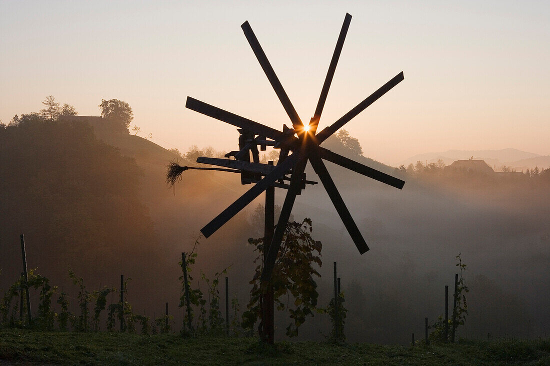 Klapotetz und Weinberge im Morgennebel, iSüdsteirische Weinstraße