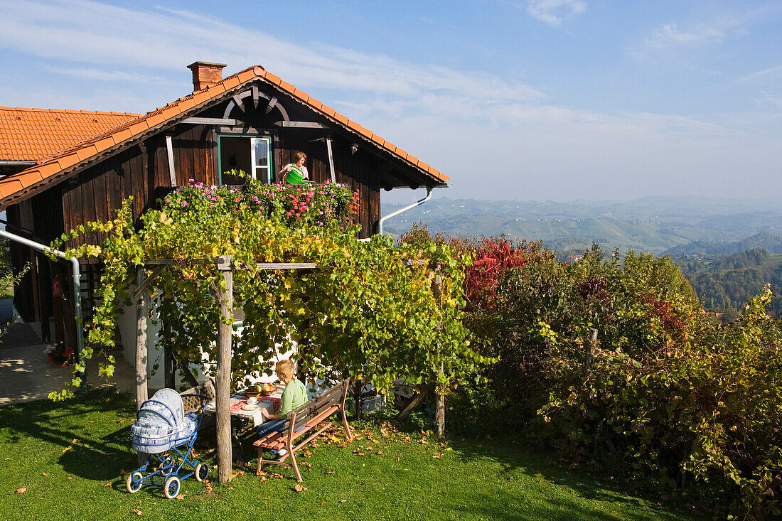 Familie auf ihrem Bauernhof am Schlossberg, Leutschach