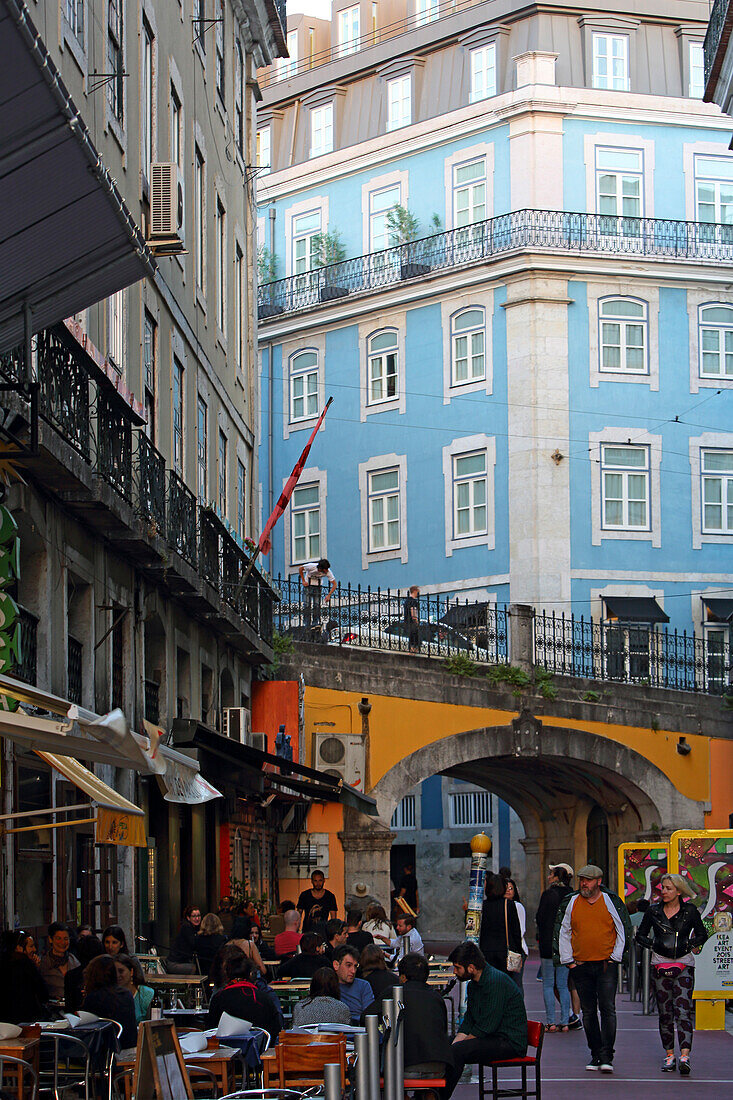 Straßenleben in der Rua Nova do Carvalho mit seinen Kneipen, Lissabon