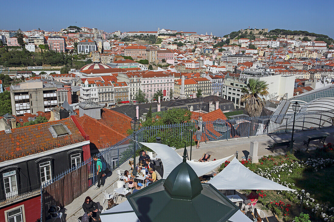 Blick vom Miradouro de Sao Pedro de Alcantara auf die Alfama und die Burg Sao Jorge, Lissabon