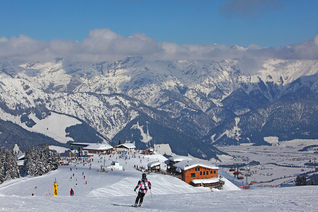 Blick von der Riederfeldabfahrt ins Saaletal mit Saalfelden, Pinzgau, Salzburger Land