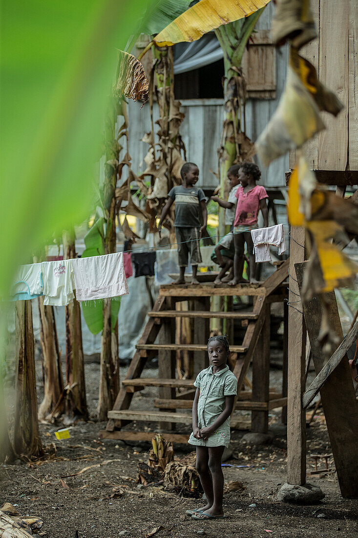 Einheimische Kinder stehen an einem einfachen Haus, Sao Tome, Sao Tome und Príncipe, Afrika