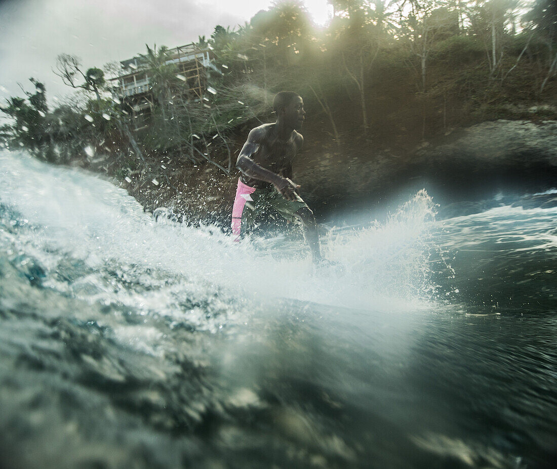 Junger Surfer reitet eine Welle, Sao Tome, Sao Tome und Príncipe, Afrika