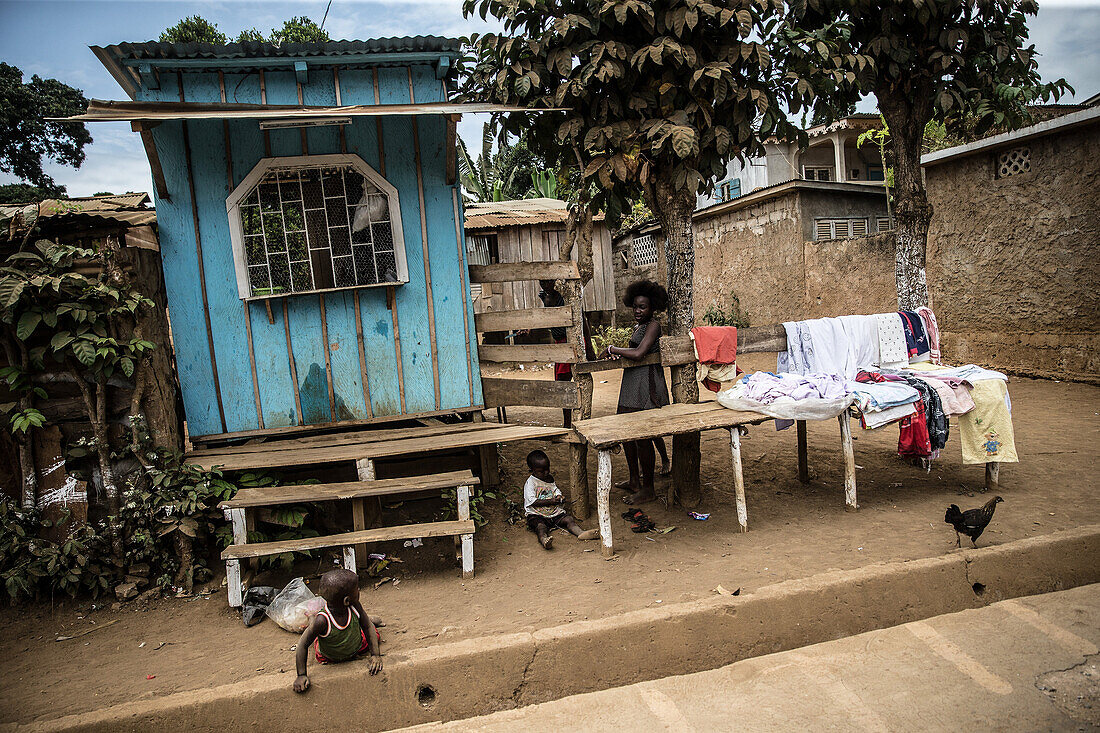 Einheimisches Mädchen passt auf kleine Jungs auf, Sao Tome, Sao Tome und Príncipe, Afrika