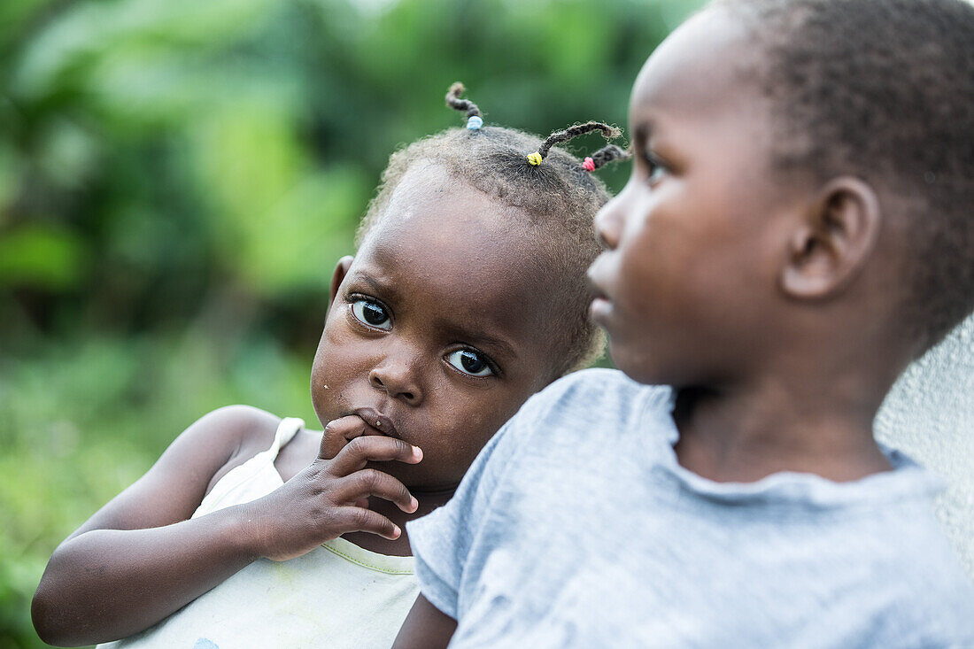 Zwei kleine eingeborene Kinder, Sao Tome, Sao Tome und Príncipe, Afrika