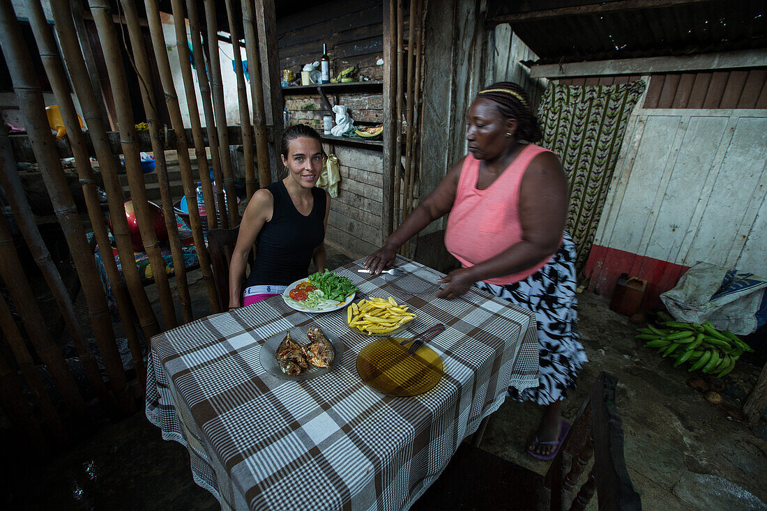 Junge Frau bekommt Essen von einer einheimischen Frau, Sao Tome, Sao Tome und Príncipe, Afrika