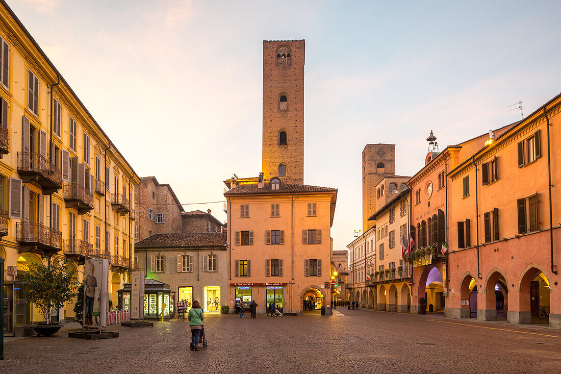 Geschlechtertürme, Piazza Duomo, Abendlicht, Alba, blaue Stunde, gepflasterter Platz, Piemont, Cuneo, Italien