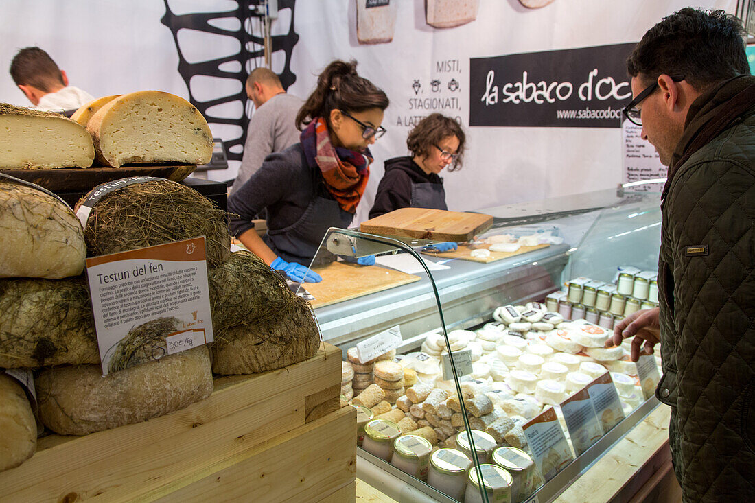 Biologische Käse, Spezialitäten, Vitrine, Heukäse, Ziegenkäse, aus Piemont, Trüffelmesse, Gourmet, Gastronom, Feinschmecker, Verkaufstheke, Alba, Piemont, Cuneo, Italien