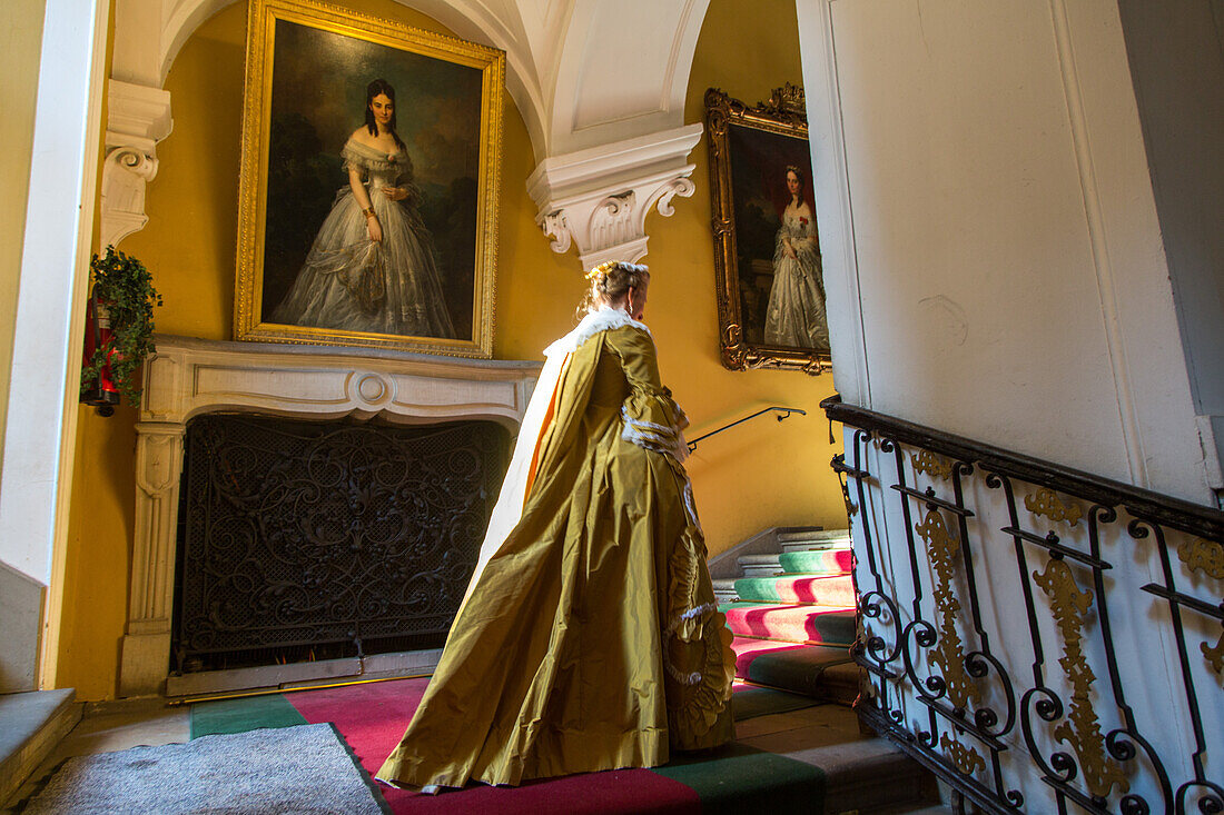 court lady, baroque costume, dress, stairway, Bückeburg Palace, Schaumburg, Lower Saxony, Germany