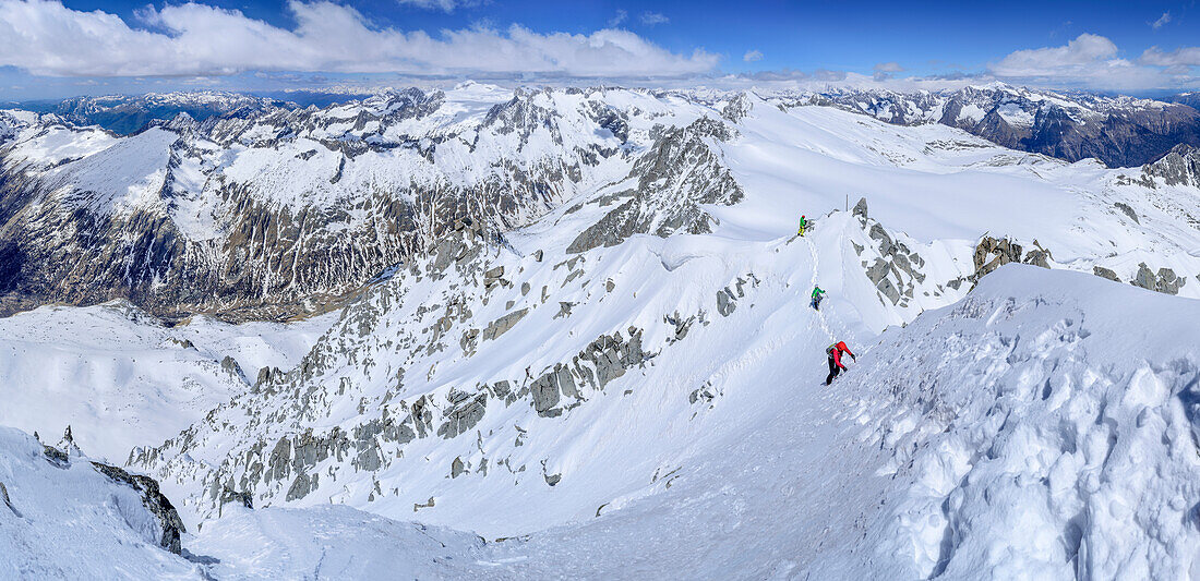 Panorama mit drei Personen auf Skitour im Aufstieg zum Gipfel des Care Alto, Care Alto, Adamellogruppe, Lombardei, Italien