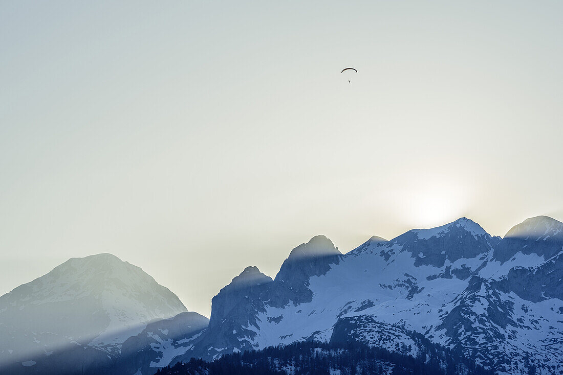 Gleitschirmflieger über dem verschneiten Tennengebirge, vom Gosaukamm, Dachstein, Salzburg, Österreich