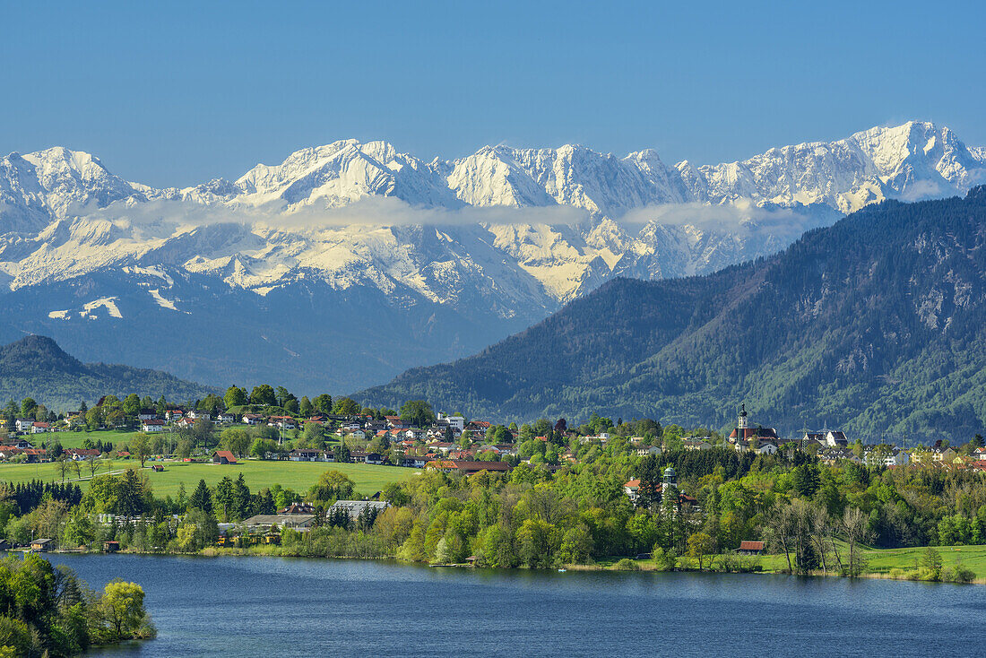 Blick auf Riegsee und Murnau vor Wettersteingebirge mit Alpspitze und Zugspitze, Aidlinger Höhe, Aidling, Oberbayern, Bayern, Deutschland