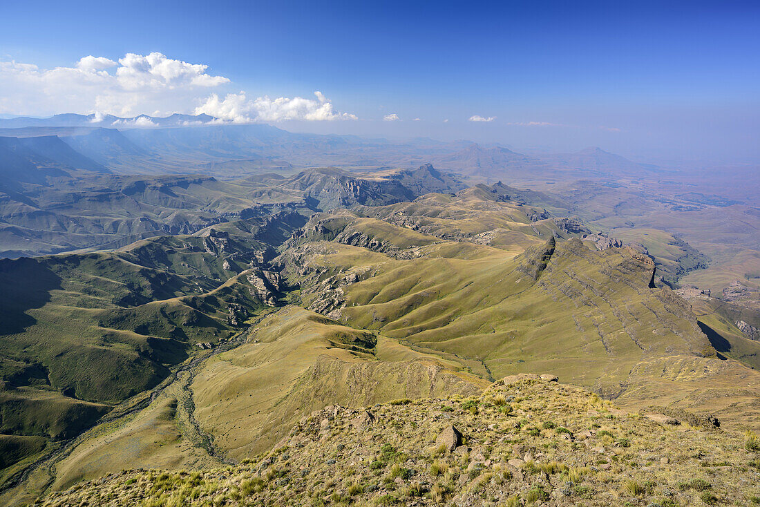 Tiefblick vom Rhino Peak auf Mzimkhulu-Tal, Rhino Peak, Garden Castle, Mzimkhulu Wilderness Area, Drakensberge, uKhahlamba-Drakensberg Park, UNESCO Welterbe Maloti-Drakensberg-Park, KwaZulu-Natal, Südafrika