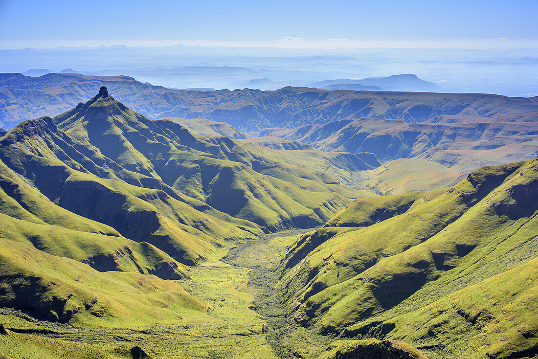 Gatberg and valley of eMhlwazini, from Grays Pass, Monks Cowl, Mdedelelo Wilderness Area, Drakensberg, uKhahlamba-Drakensberg Park, UNESCO World Heritage Site Maloti-Drakensberg-Park, KwaZulu-Natal, South Africa
