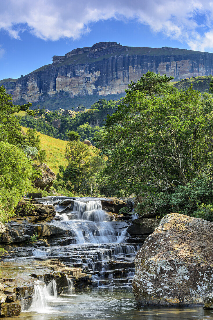 Wasserfall Cascades mit Felswänden des Amphitheatre, Mahai River, Royal Natal, Drakensberge, uKhahlamba-Drakensberg Park, UNESCO Welterbe Maloti-Drakensberg-Park, KwaZulu-Natal, Südafrika