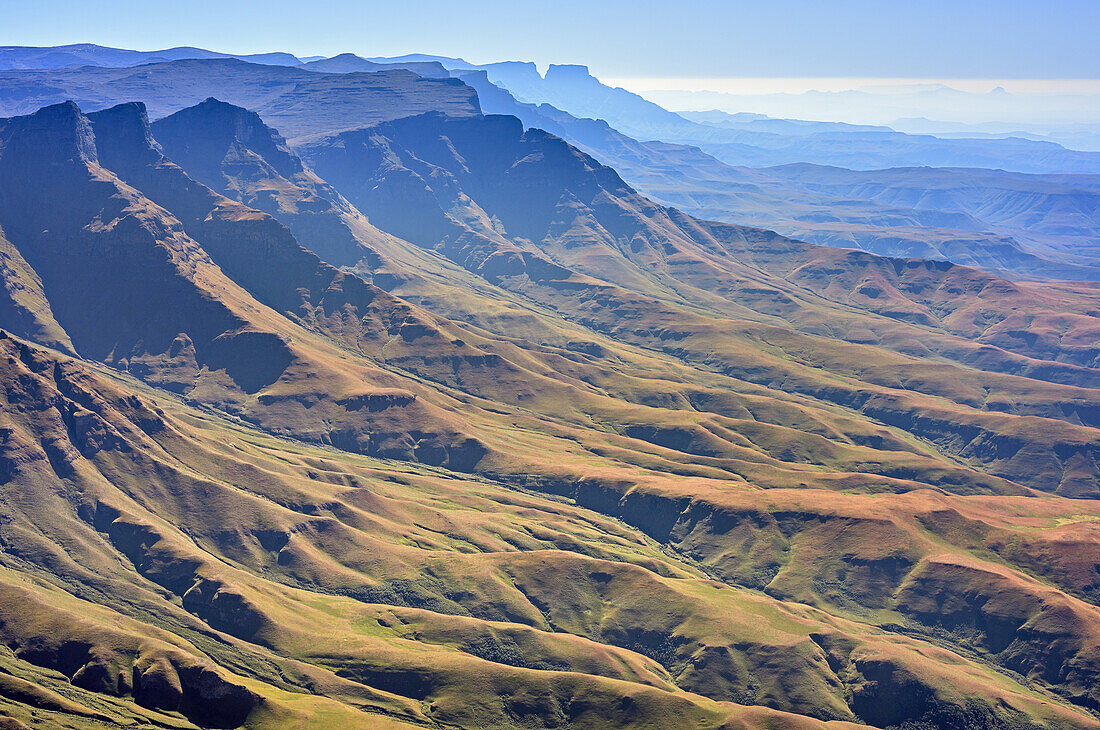 Tiefblick auf Little Berg und Amphitheatre, vom Giant's Castle, Drakensberge, uKhahlamba-Drakensberg Park, UNESCO Welterbe Maloti-Drakensberg-Park, KwaZulu-Natal, Südafrika