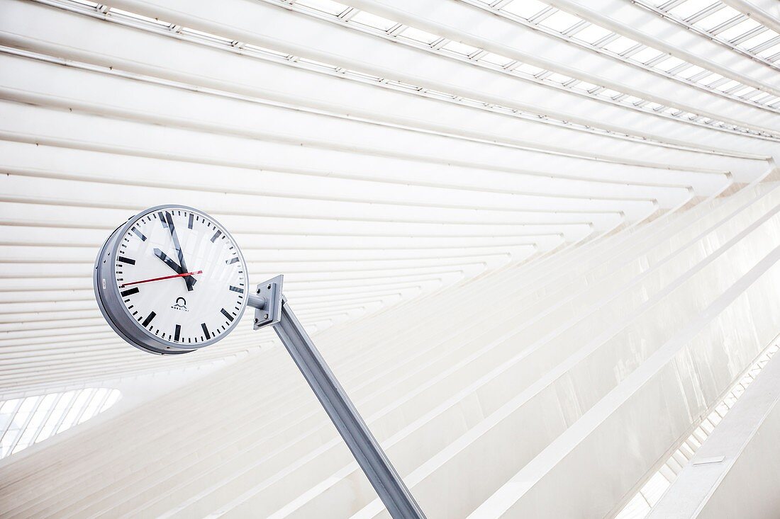 Uhr des Hauptbahnhofs von Lüttich-Guillemins, entworfen vom Architekten Santiago Calatrava, Belgien.