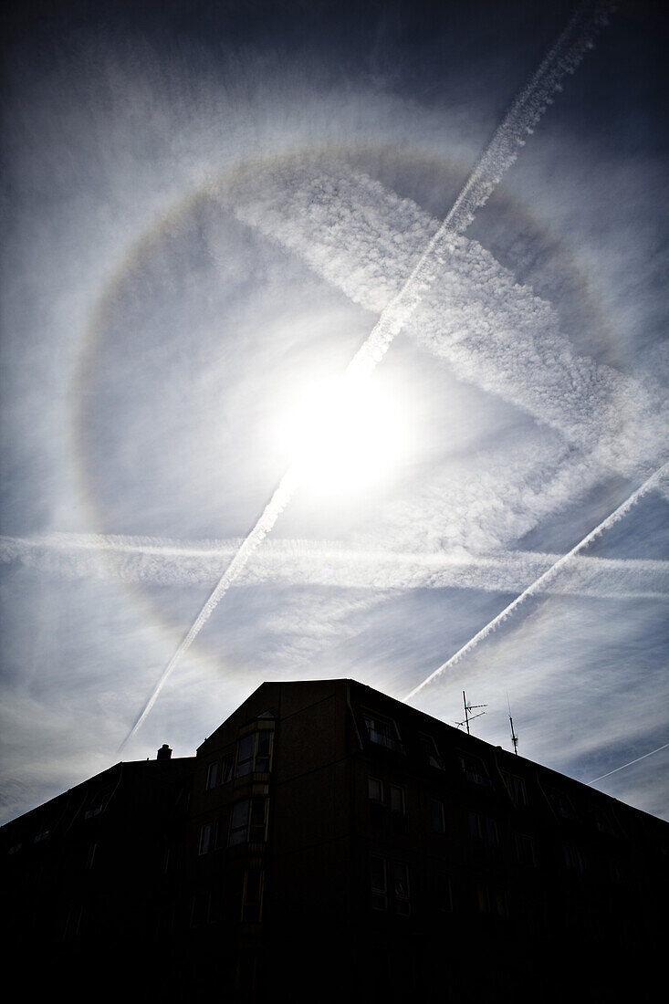 Regenbogenförmiger Heiligenschein um die Sonne in Berlin, Deutschland.