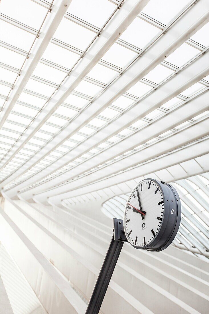 Uhr des Hauptbahnhofs Lüttich-Guillemins, entworfen von Architekt Santiago Calatrava, Belgien.