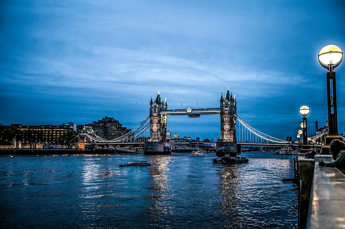 Nachtansicht der Tower Bridge in London, UK.