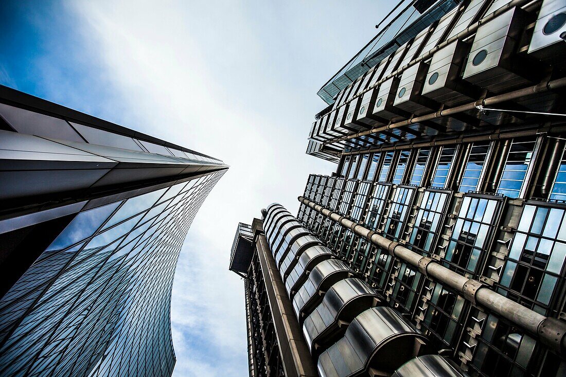 Das Lloyd's-Gebäude und das Willis-Gebäude in London, Vereinigtes Königreich.