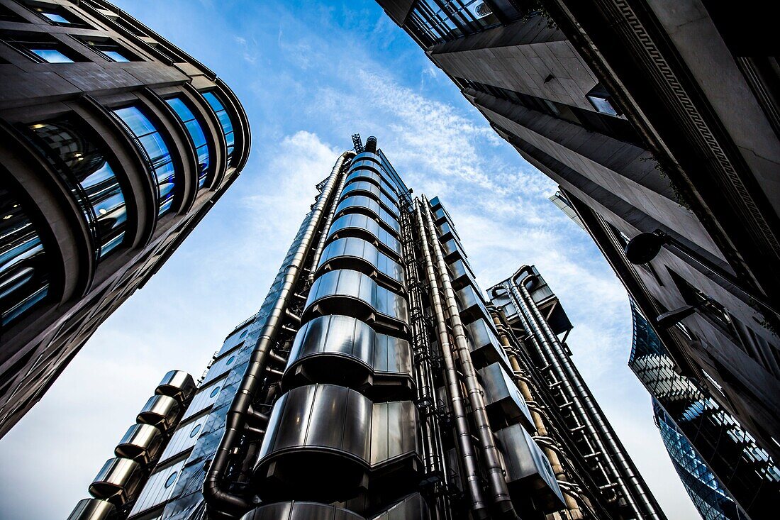 Das Lloyd's-Gebäude (manchmal auch als Inside-Out-Gebäude bezeichnet) ist der Sitz der Versicherungsgesellschaft Lloyd's of London. Es befindet sich am ehemaligen Standort des East India House in der Lime Street im wichtigsten Finanzbezirk Londons, der City of London. Das