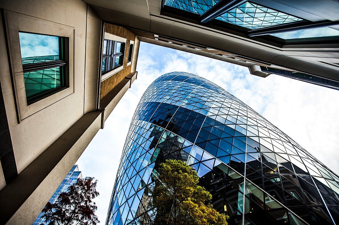 30 St Mary Axe (weithin informell als The Gherkin und früher als Swiss Re Building bekannt) ist ein kommerzieller Wolkenkratzer in Londons wichtigstem Finanzviertel, der City of London.