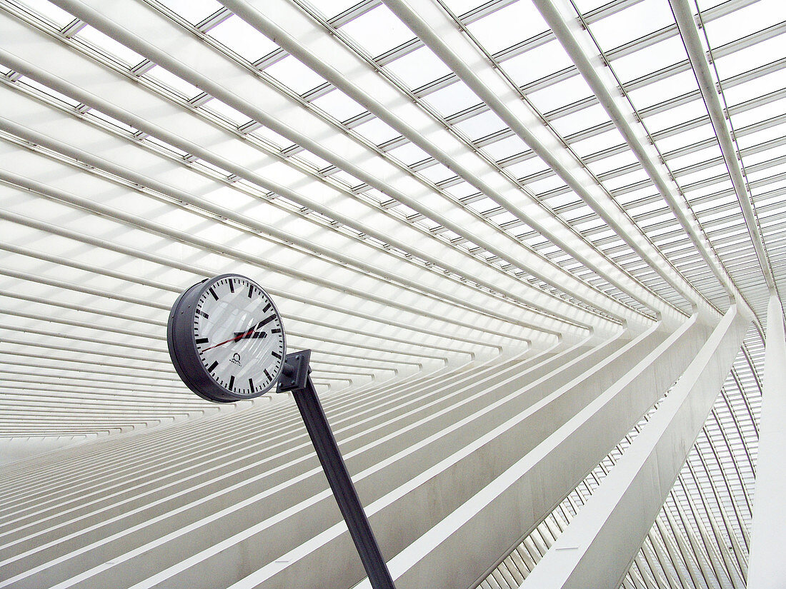 Bahnhofsuhr im Bahnhof Lüttich, Bahnhof Lüttich-Guillemins, Lüttich, Belgien, Europa.