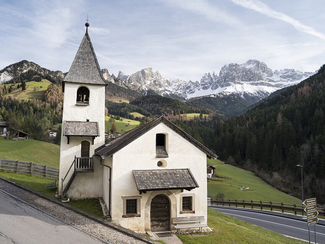 Sankt Zyprian (San Cipriano) near village Tiers, in the background Rosengarten (Catinacio) mountain range, part of the unesco world heritage Dolomites. Europe, Central Europe, South Tyrol, Italy.