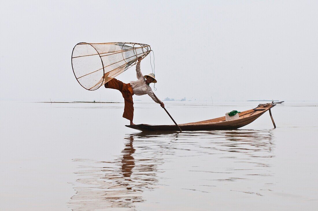 Intha fishermen, Inle lake, Myanmar