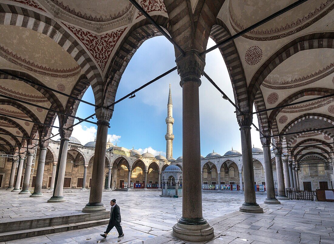 Interior courtyard of the Sultan Ahmet or Blue Mosque, Sultanahmet, Istanbul, Turkey.