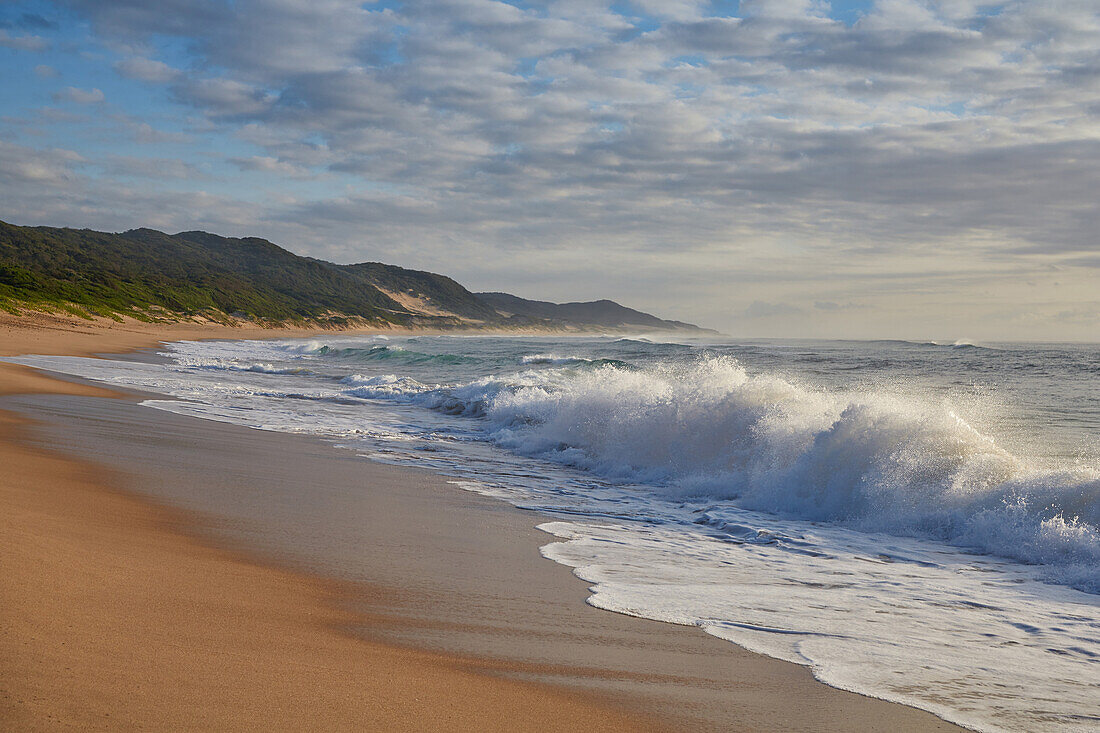 Waves and surf at the Indian Ocean in iSimangaliso-Wetland Park, South Africa, Africa