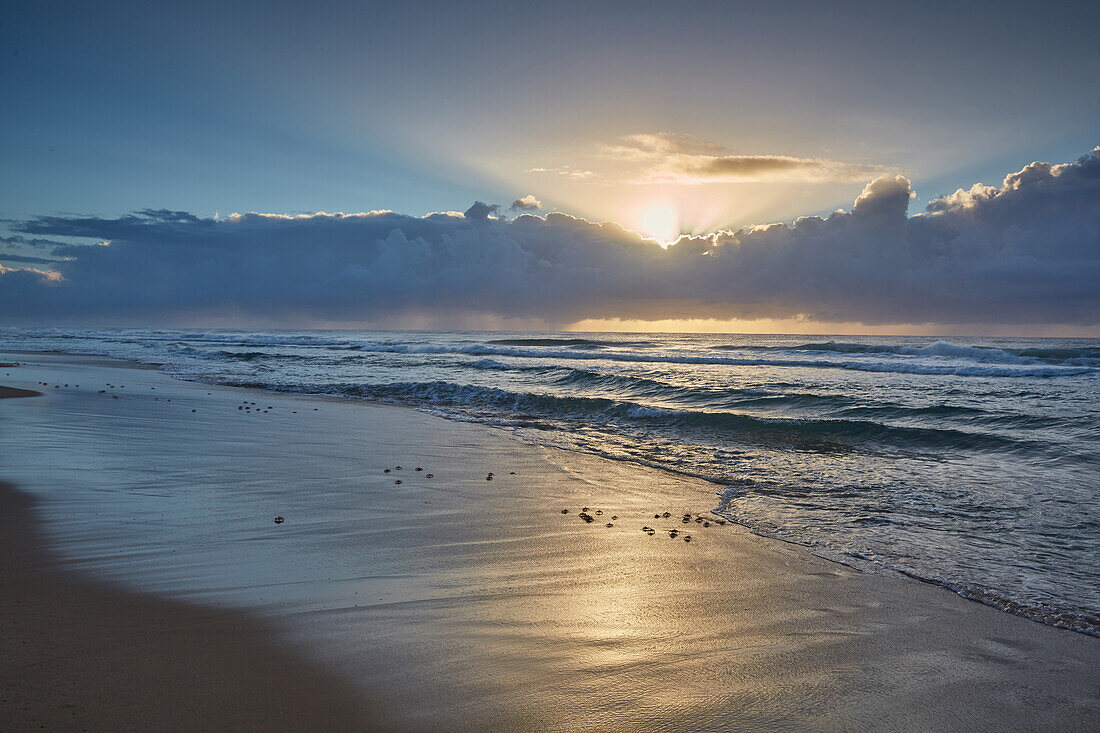 Sonnenaufgang am Indischen Ozean im iSimangaliso-Wetland Park, Südafrika, Afrika