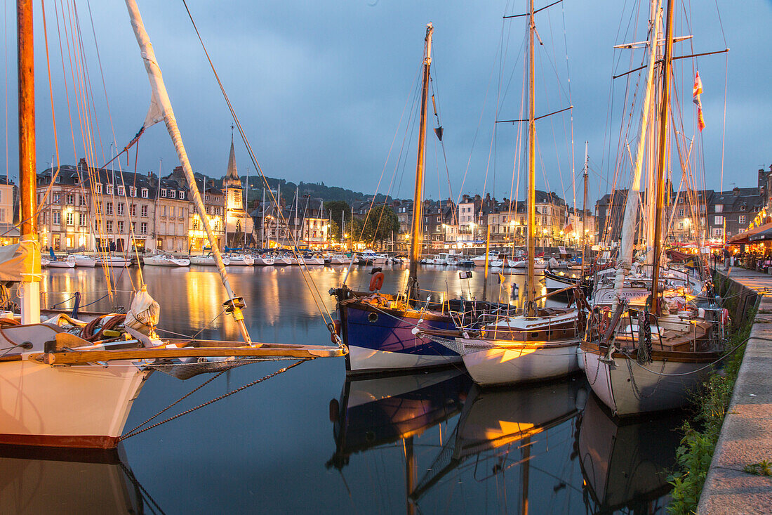 Alter Hafen, Hafenbecken, Abend, blaue Stunde, Jachthafen, Segelboote, Segeljacht, Kai, Marina, Honfleur, Calvados, Normandie, Frankreich