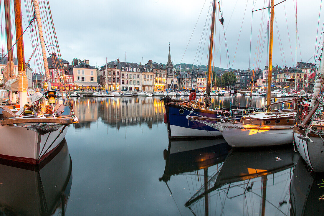 Alter Hafen, Hafenbecken, Abend, blaue Stunde, Jachthafen, Segelboote, Segeljacht, Kai, Marina, Honfleur, Calvados, Normandie, Frankreich