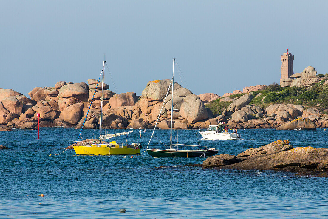 Segelboote, Leuchtturm, Côte de Granit Rose, Boote, bei Ploumanac'h, Bucht, Küste, Bretagne, Frankreich