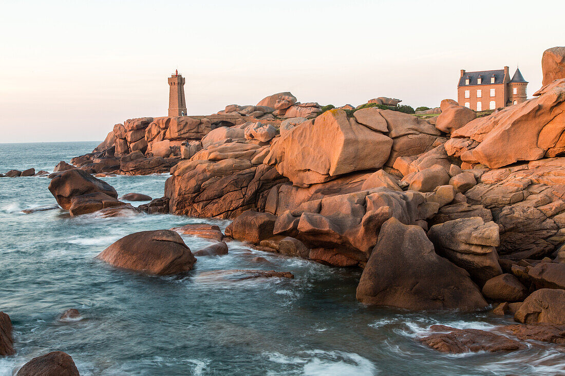 Ploumanac'h Leuchtturm, Haus, Côte de Granit Rose, bei Ploumanac'h, Sonnenuntergang, Bucht, Bretagne, Frankreich