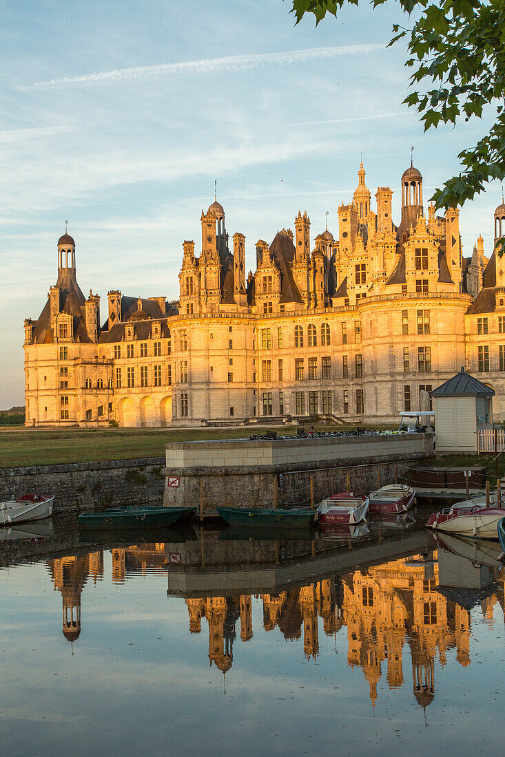 Schloss de Chambord, Loire Region, Sonnenuntergang, Spiegelung, Wasserschloss, Renaissance, eines der prächtigsten Loireschlösser, Prunk, Jagdschloss, Abendlicht, Unesco Weltkulturerbe, Centre-Val-de-Loire, Frankreich