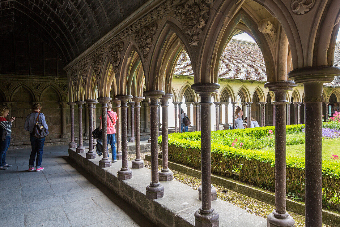 Klostergang, Kreuzgang und Garten, Doppelsäulen, Le Mont-Saint-Michel Weltkulturerbe UNESCO, Wattenmeer, Felseninsel, Normandie, Frankreich